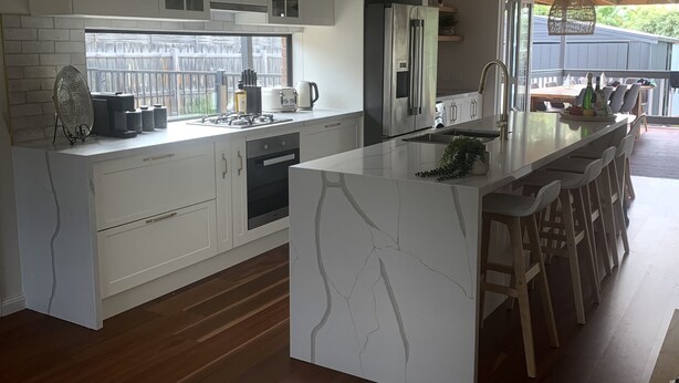 Coffee/tea maker, fridge, microwave, oven - STYLISH FAMILY BEACH HOUSE WITH HOT TUB (Dromana)