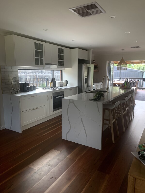 Fridge, microwave, oven, stovetop - STYLISH FAMILY BEACH HOUSE WITH A HOT TUB! (Dromana)