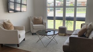 Smart TV, Netflix, books, streaming services - STYLISH FAMILY BEACH HOUSE WITH HOT TUB (Dromana)
