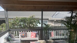 Terrace/patio - STYLISH FAMILY BEACH HOUSE WITH HOT TUB (Dromana)