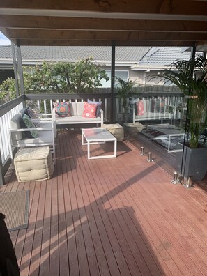 Terrace/patio - STYLISH FAMILY BEACH HOUSE WITH A HOT TUB! (Dromana)