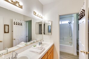 Kostenlose Toilettenartikel, Haartrockner, Handtücher