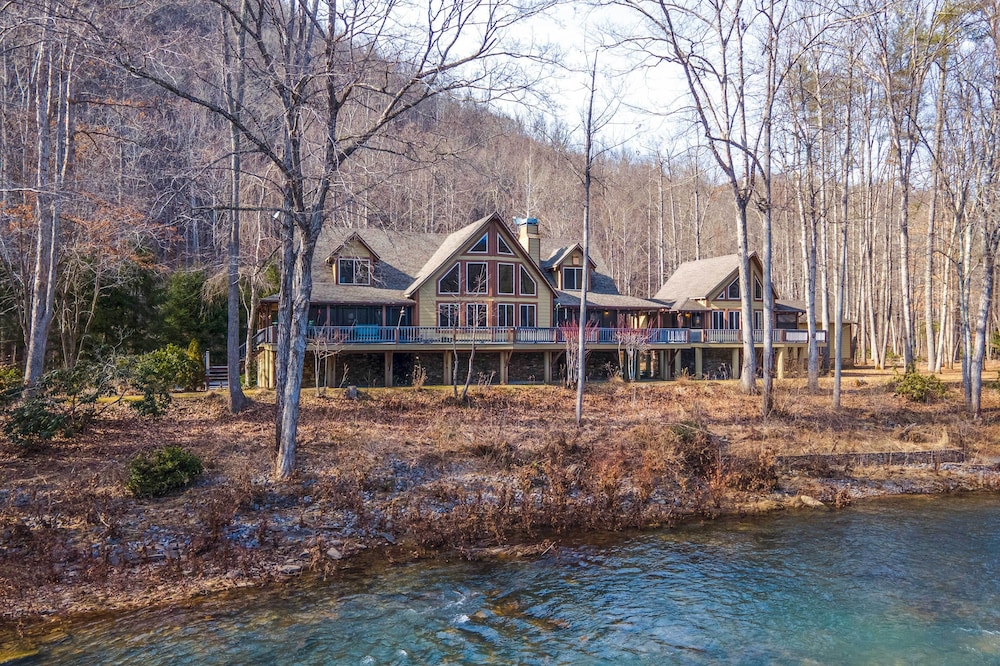 'Serenity on the River' Luxe Lewisburg Cabin!