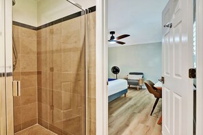 3 chambres, bureau, fer et planche à repasser, lit parapluie