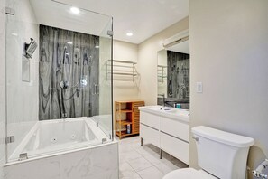 Combined shower/bathtub, free toiletries, hair dryer, towels - WALK to Beach Luxury 3BR Villa in Hollywood Lakes (Hollywood)