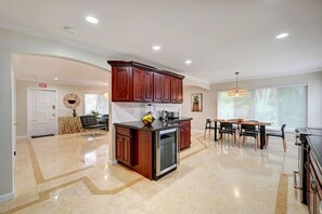 Interior - WALK to Beach Luxury 3BR Villa in Hollywood Lakes (Hollywood)
