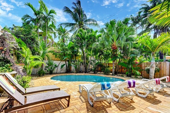 A heated pool - WALK to Beach Luxury 3BR Villa in Hollywood Lakes (Hollywood)