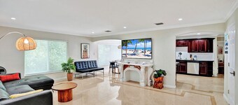 WALK to Beach Luxury 3BR Villa in Hollywood Lakes