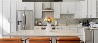 Stunning MODERN Home Downtown/RiverWest Close to Fulton Market & United Center