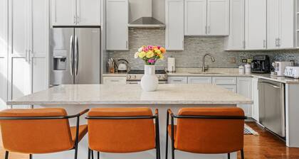 Stunning MODERN Home Downtown/RiverWest Close to Fulton Market & United Center