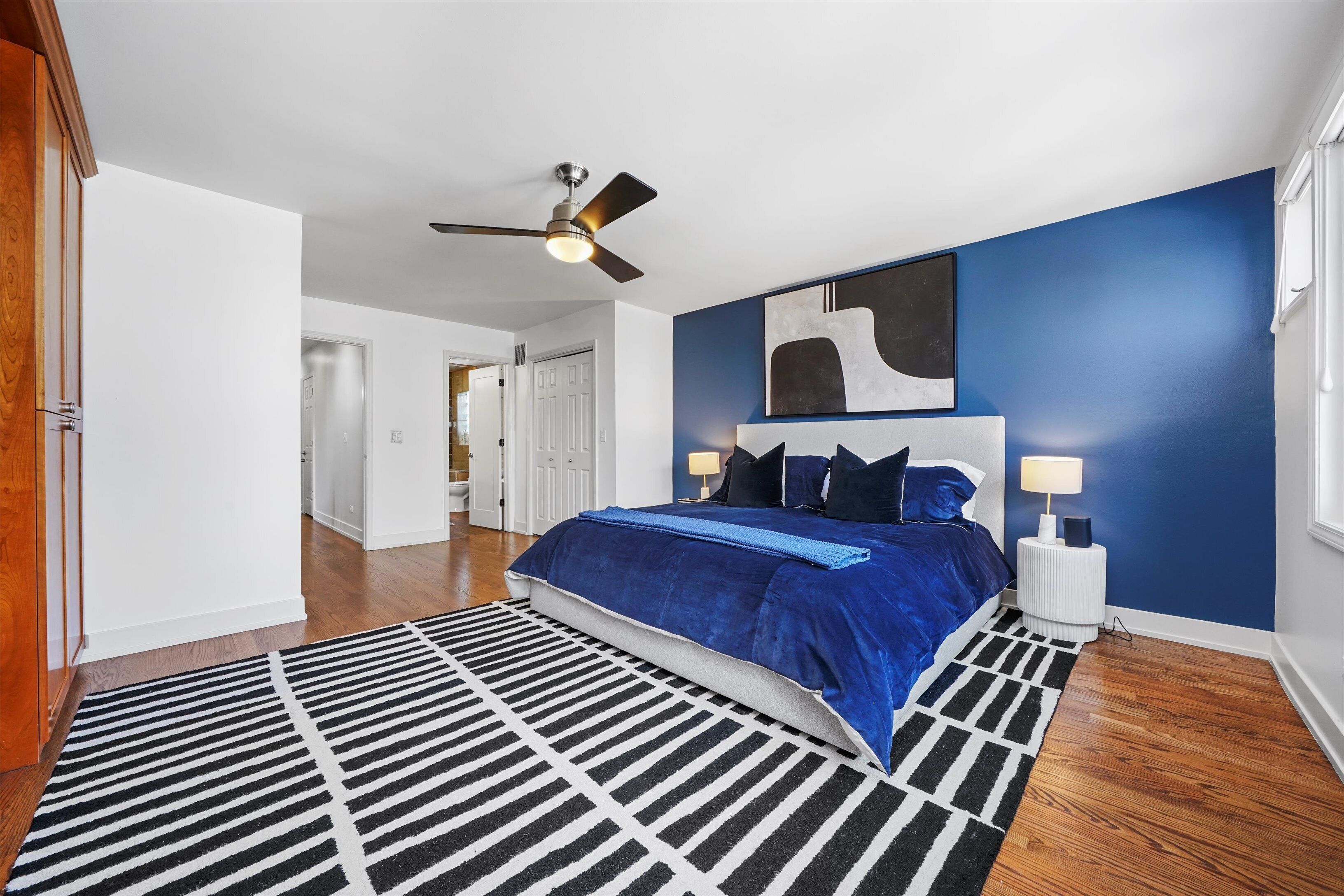 Stunning MODERN SFH Home Downtown ~ Steam Sauna!