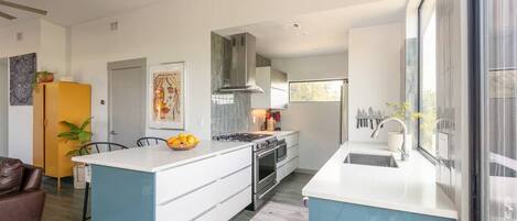 ثلاجة، ميكروويف، فرن، موقد طهي مسطح