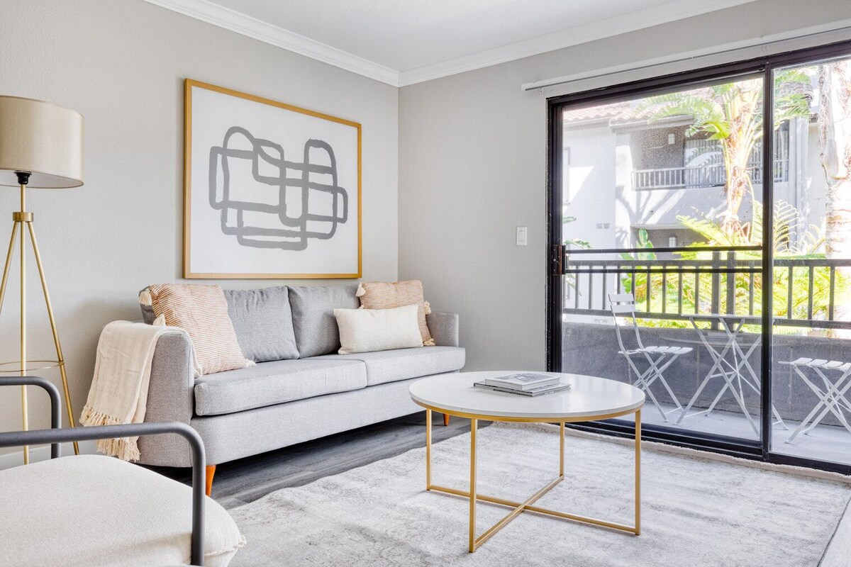 Hip Woodland Hills 1BR w/ Pool & Gym, near Warner Center, by Blueground