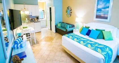 King Hotel Suite 10 minutes away from the beach