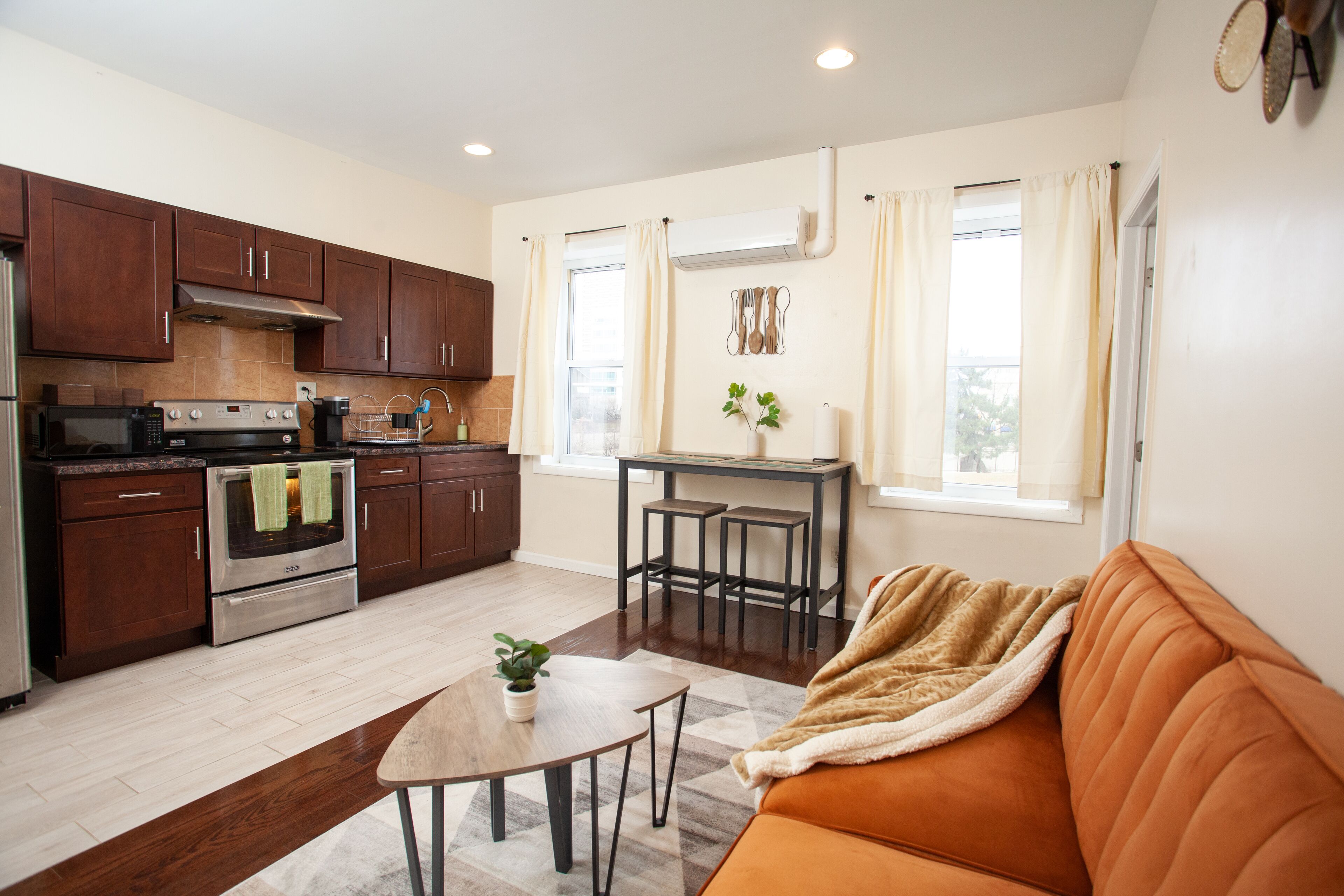 Quaint + Central Vine St. Abode ~King Bed~ (3 Blocks From City Hall)