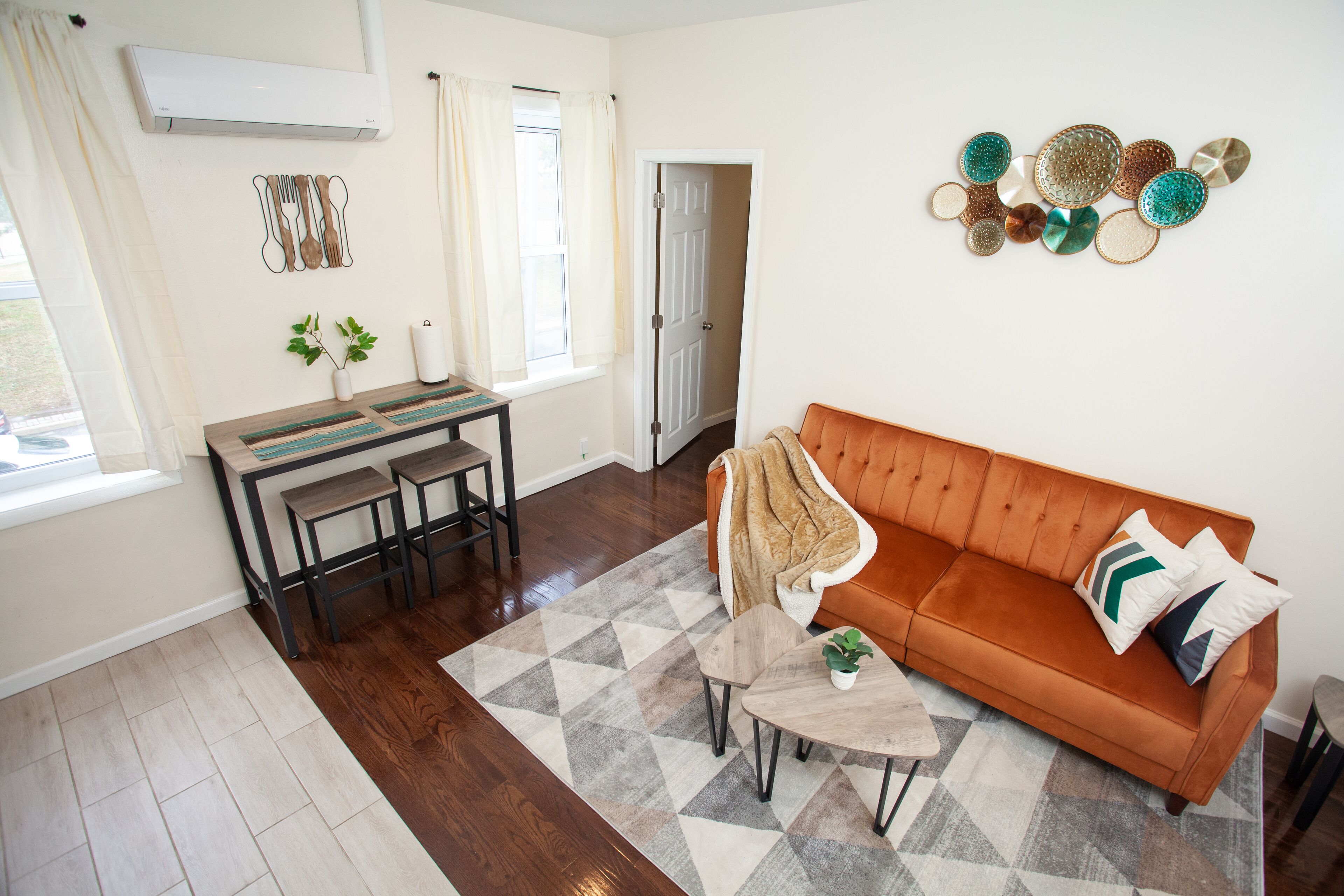 Quaint + Central Vine St. Abode ~King Bed~ (3 Blocks From City Hall)