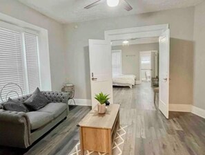 TV - Luxury 1 bedroom apartment (Rochester)