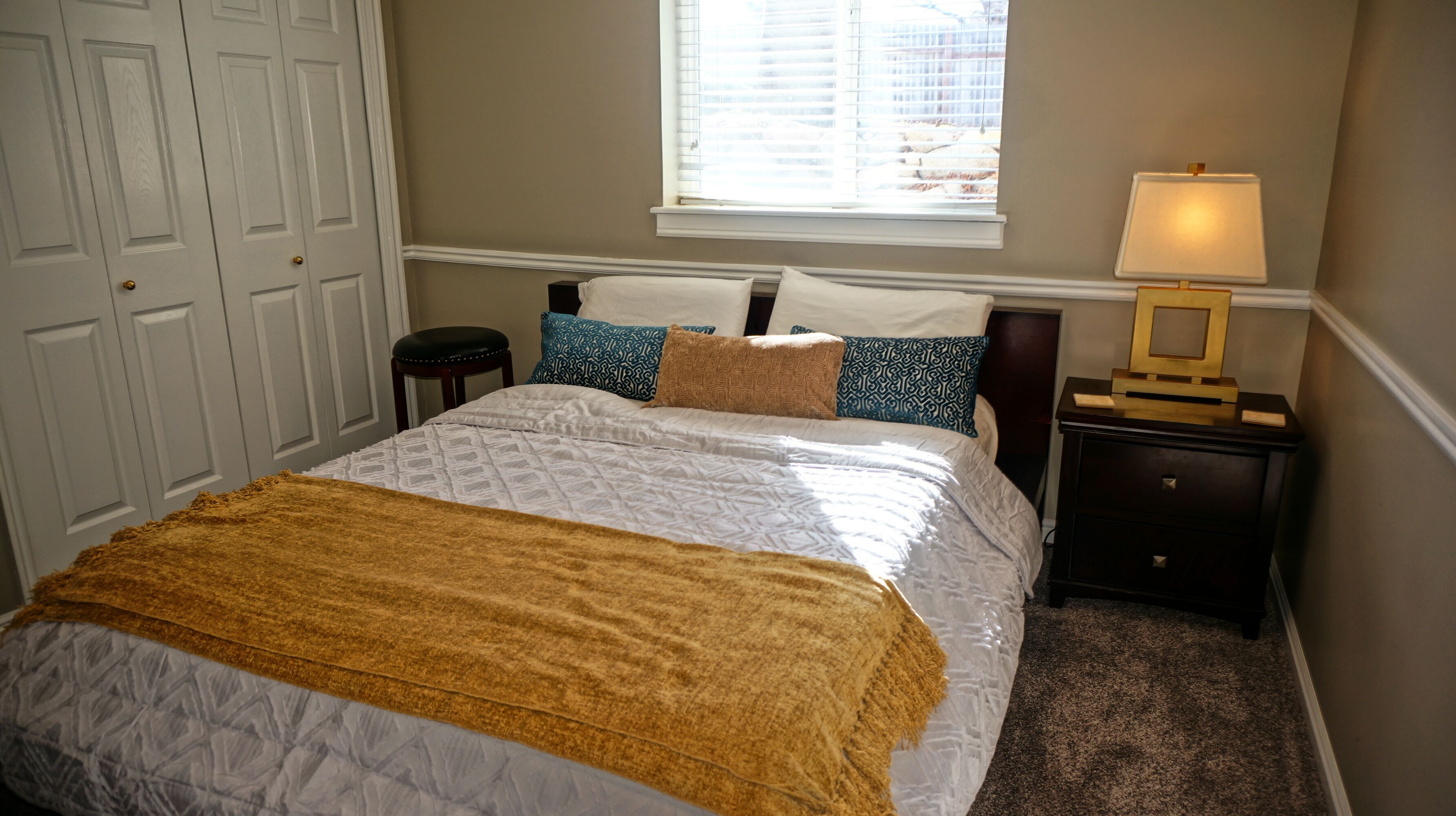 Adorable 2-Bedroom Place with Indoor Fireplace