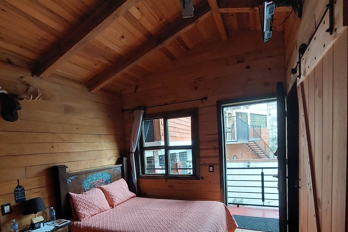 家庭小屋 | 笔记本电脑工作区、免费 WiFi、特色装修、床单