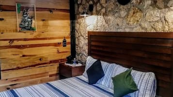 Habitación doble estándar | Decoración personalizada y espacio para trabajar con laptop