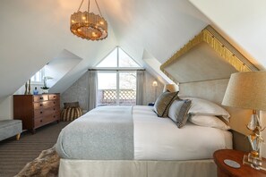 5 bedrooms, iron/ironing board, travel cot, Internet