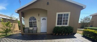 2-Bed, Sleeps 4, Private Garden, Parking