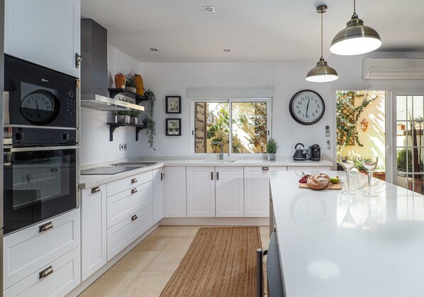 Fridge, microwave, oven, stovetop - Manilva Coastal Retreat for over 50 's (Manilva)