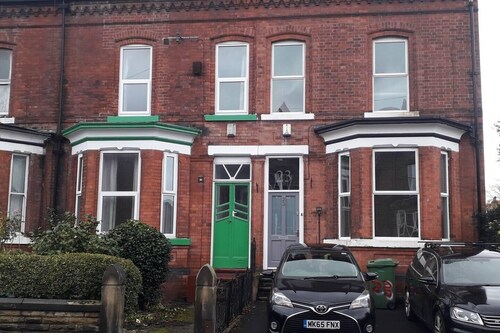 Grand 4-Bed Quasi semi House in Manchester