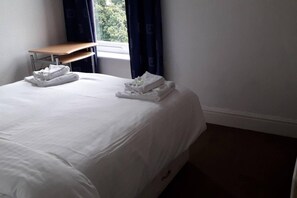 2 habitaciones, tabla de planchar con plancha, wifi y ropa de cama