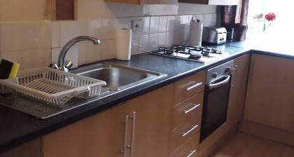 Grand 4-Bed Quasi semi House in Manchester