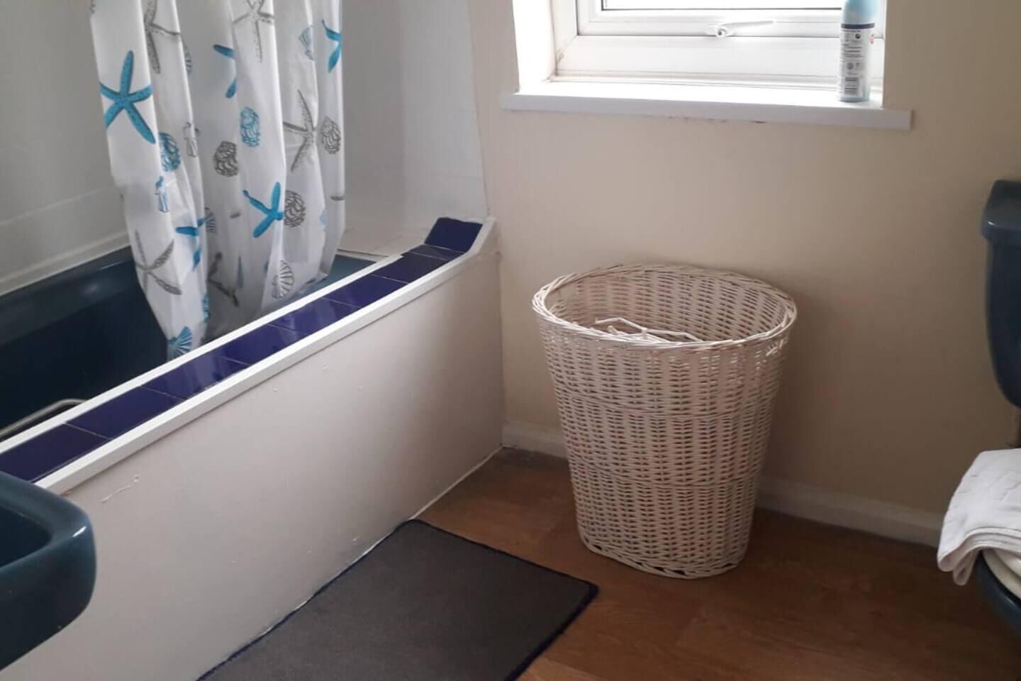 3-Bed Airport House in Prime Location for Flight