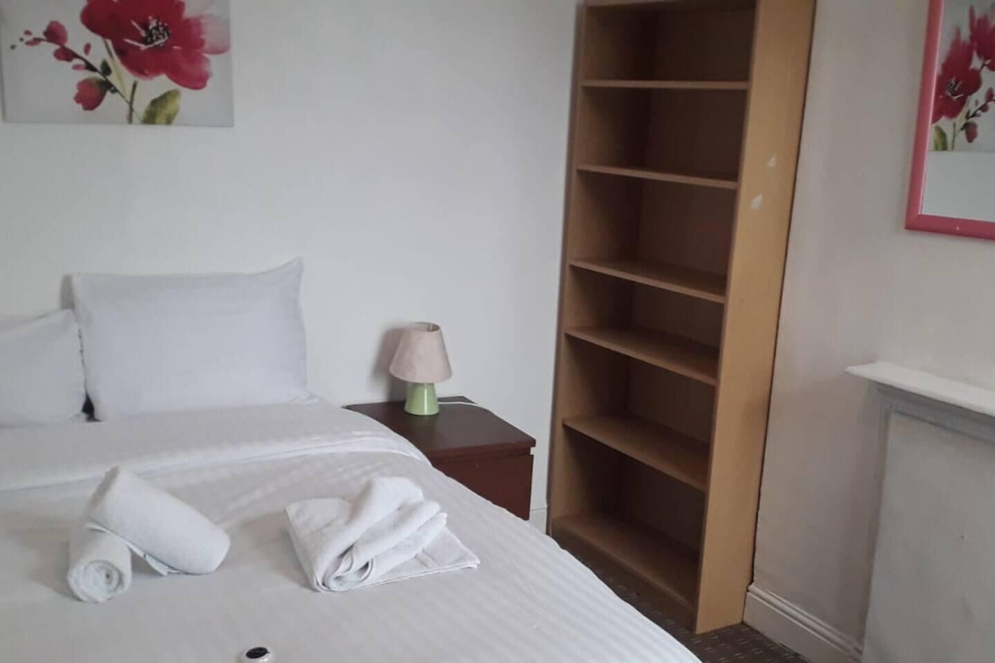 3-Bed Airport House in Prime Location for Flight