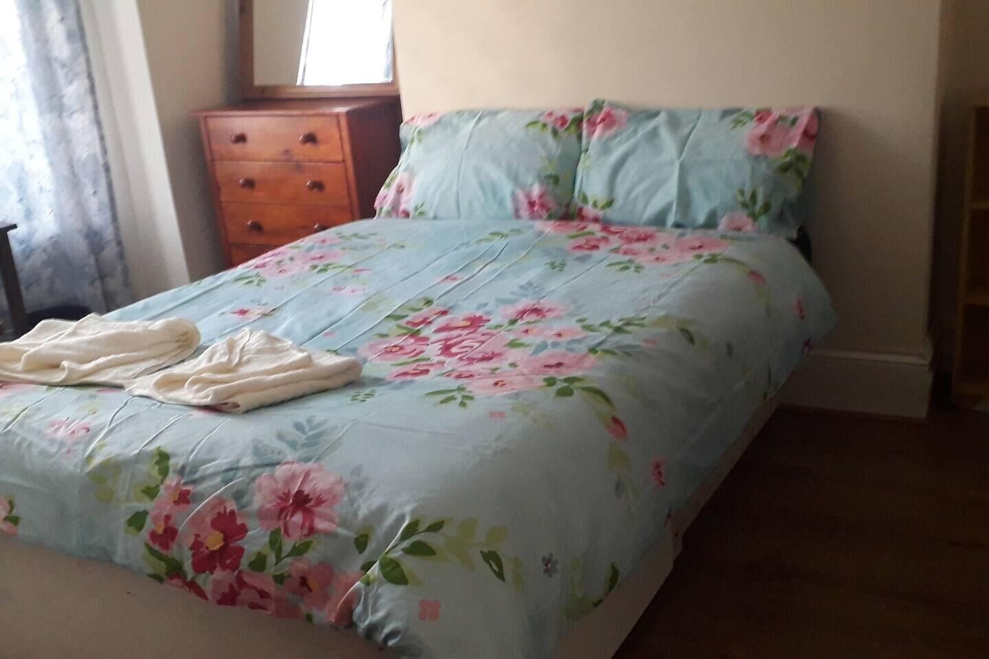 3-Bed Airport House in Prime Location for Flight