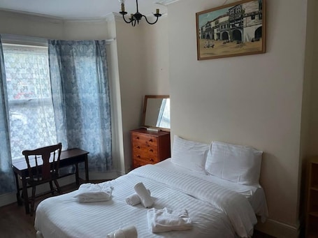 2 bedrooms, iron/ironing board, WiFi, bed sheets. Homely 4-bed House in Manchester