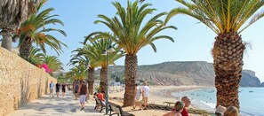 Una spiaggia nelle vicinanze