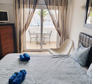 1 dormitorio, tabla de planchar con plancha, wifi y ropa de cama