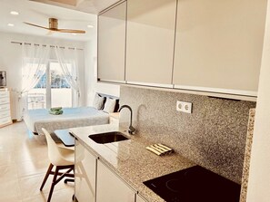 Kylskåp, mikrovågsugn, ugn och spishäll