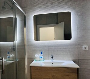 Shower, hair dryer, towels