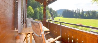Apartment "Petra" with Mountain View, Balcony & Wi-Fi
