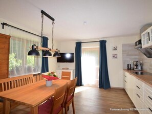 Dining - Apartment "Petra" with Mountain View, Balcony & Wi-Fi (Koessen)