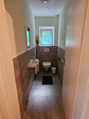 Shower, hair dryer, towels - Apartment "Petra" with Mountain View, Balcony & Wi-Fi (Koessen)