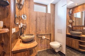 Suihku, hiustenkuivaaja, pyyhkeet