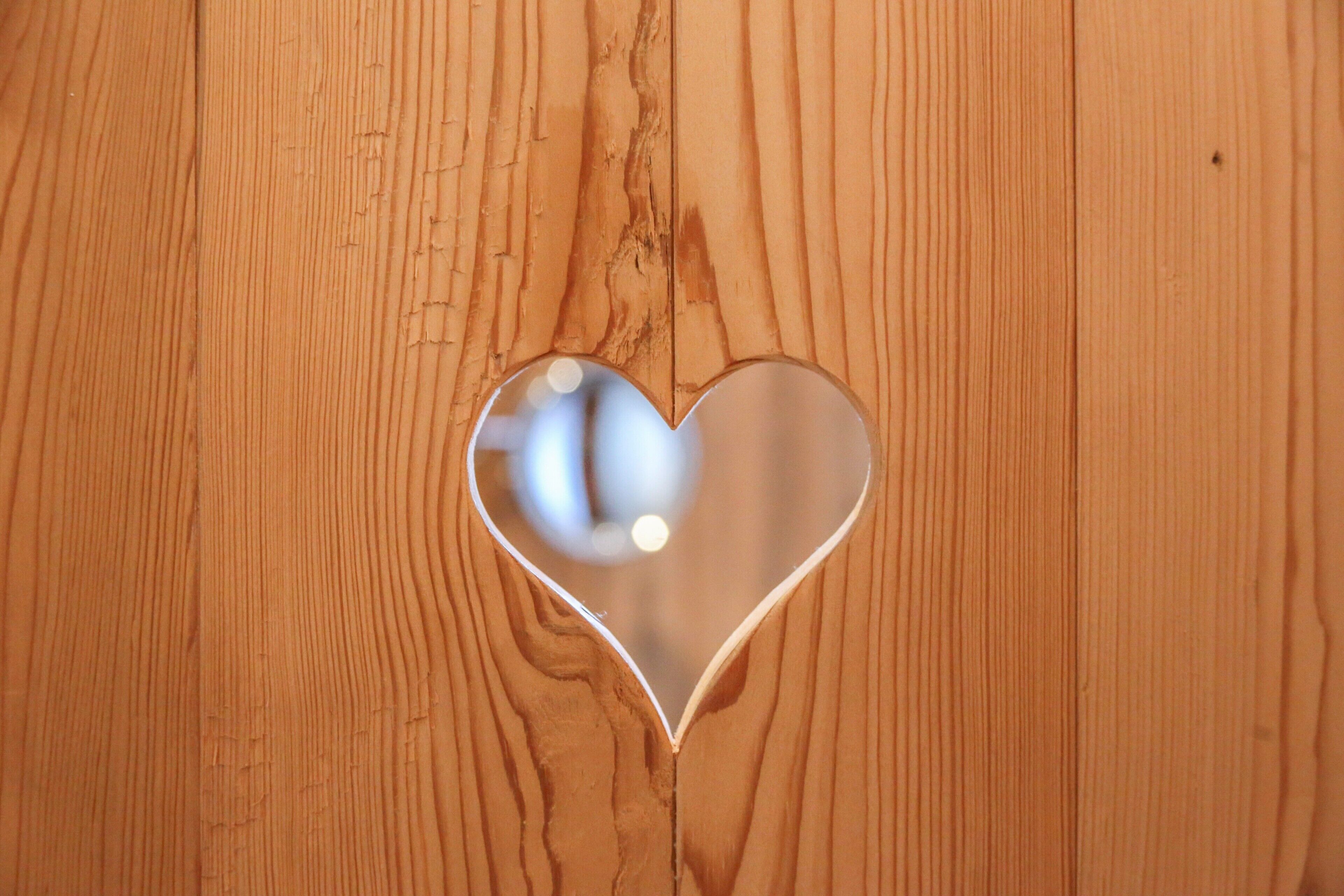 Une surface en bois avec une découpe en forme de cœur.