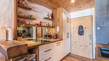 Réfrigérateur, plaque de cuisson, lave-vaisselle, cafetière/bouilloire