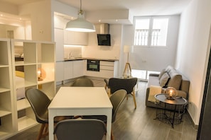 Ein modernes Apartment mit Essbereich, Küche und Wohnraum.