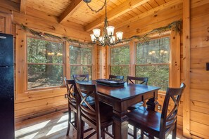 Basic Cabin | Dining room - Bear Paw Trail (Sevierville)
