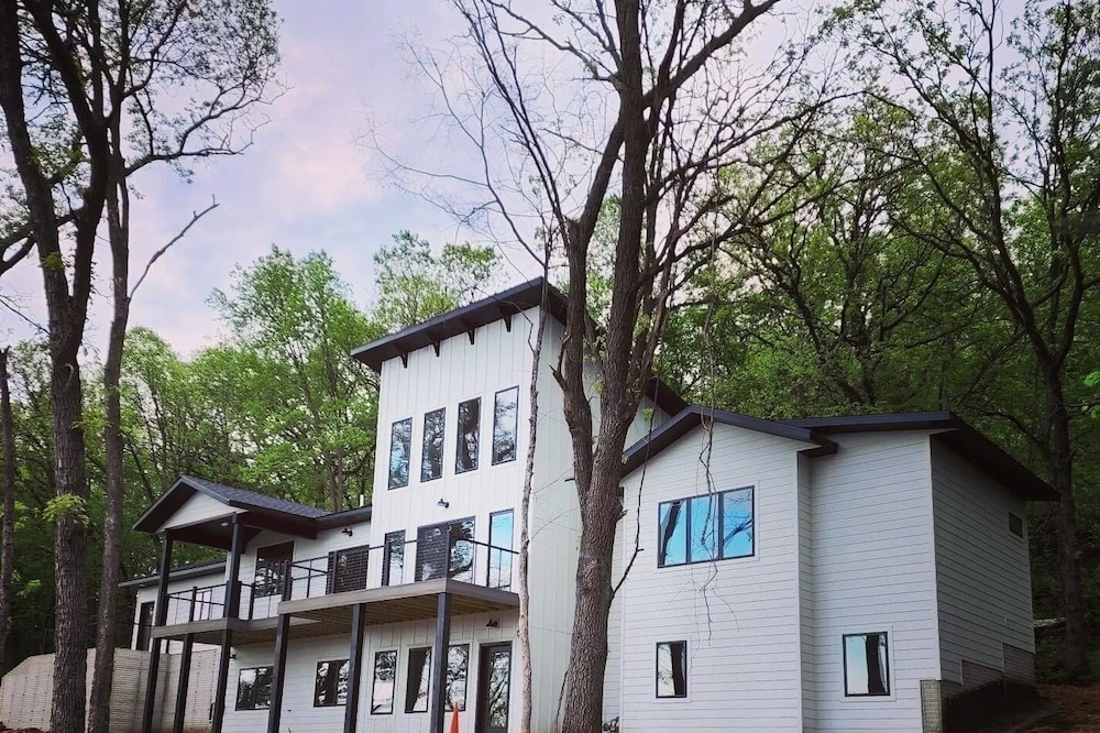 Over 3600 sqft house in gorgeous Decorah, Iowa!!
