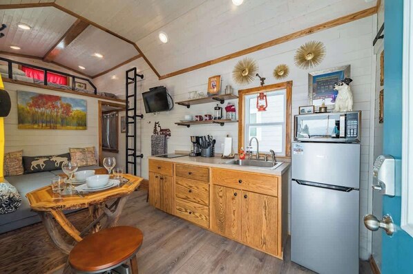 Jääkaappi, mikroaaltouuni, kahvin-/teenkeitin, leivänpaahdin