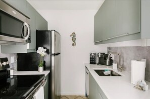 Frigorifero, microonde, forno, piano cottura