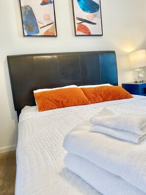 2 slaapkamers, een strijkplank/strijkijzer, gratis wifi, beddengoed